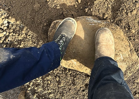 The MH100 crushes or pulls out very large stones 